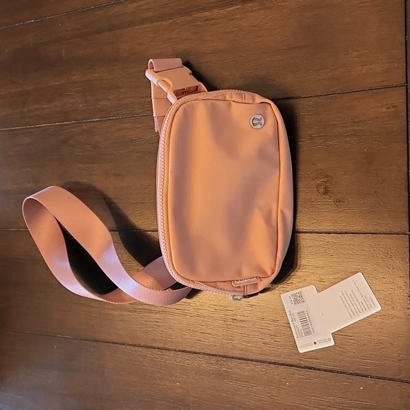 lululemon athletica Handbags - Like new Lululemon Everywhere Belt Bag-pink